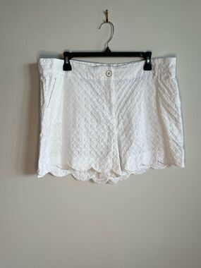 crown & ivy White Quilted Scallop Hem Shorts
